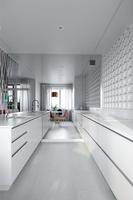 Дизайн-проект интерьера с белой кухней